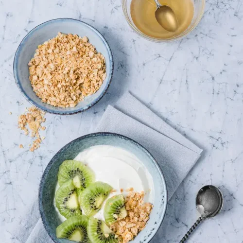 vista-superior-tazon-desayuno-yogur-kiwi