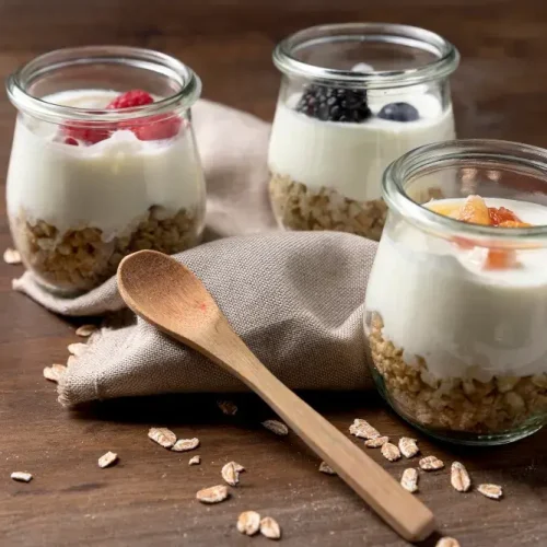 yogurt-natural-cereales-frutas-granola